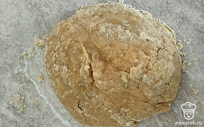 Выложите теплое и мягкое тесто на стол. 