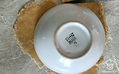 Разрежьте тесто на 8 кусочков и раскатайте максимально тонко. Я вырезаю сразу форму круга с помощью тарелки. 