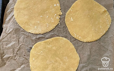  Отправьте вырезанные коржи в разогретую духовку при 190 градусах на 5 минут. Так же выпекайте оставшиеся коржи. У меня получилось 8 штук ,1 оставил для присыпки.