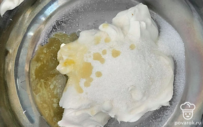 Сделайте крем для торта. Смешайте в глубокой кастрюле сливочное  масло, сахарную пудру и сметану. Все тщательно взбейте миксером.