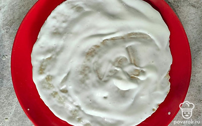 Соберите торт. Каждый корж хорошенько смажьте кремом.
