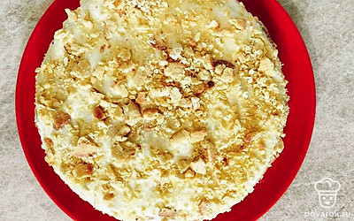 Сверху и по бокам посыпьте тортик измельченной крошкой из оставшегося коржа. Отправьте десерт в холодильник для пропитки минимум на 4 часа. 