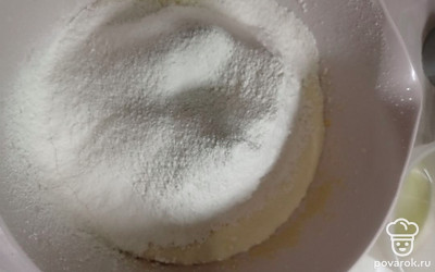 Сначала нужно приготовить блинчики. Для этого в глубокую миску разбейте три яйца, добавьте 2 столовых ложки сахара, немного соли. Все взбейте венчиком до объединения, влейте 250 миллилитров молока и перемешайте. Добавьте просеянную муку (160 граммов) и хорошо перемешайте до однородной массы, чтобы не было комочков.
