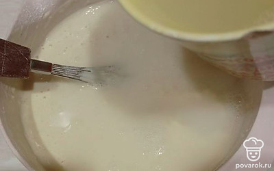 Влейте кипяток, постоянно помешивая. Добавьте растительное масло, перемешайте. Жарьте блинчики на сковороде, смазанной растительным маслом. Дайте остыть. 