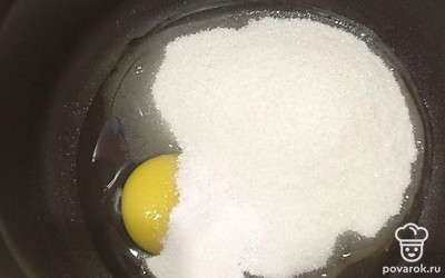 Приготовьте заварной крем. Для этого смешайте одно яйцо и 120 граммов сахара, добавьте 2 грамма ванилина, хорошо перемешайте. Добавьте кукурузный крахмал, перемешайте. Влейте 500 миллилитров молока, все перемешайте до однородной массы без комочков.