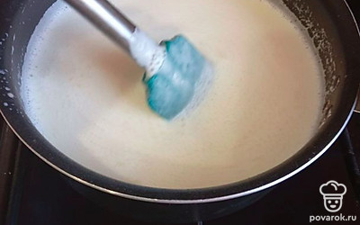 Поставьте массу на огонь и при непрерывном помешивании доведите до кипения. Когда крем загустеет, уберите с огня. Закройте заварную основу пленкой в контакт и остудите при комнатной температуре. 