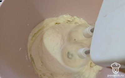 Сливочное масло комнатной температуры взбейте миксером до белого цвета пару минут. Продолжая взбивать, по одной ложке добавьте заварную основу. И масло, и заварная основа должны быть комнатной температуры, чтобы не появились хлопья от масла. Крем готов. 