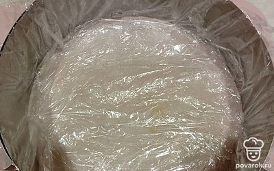 Соберите торт. Возьмите разъемную форму, застелите форму пищевой пленкой.