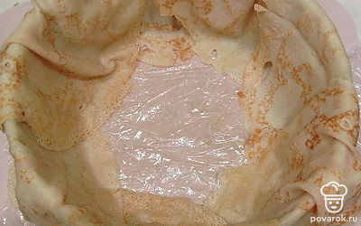 Внахлест выложите 6 блинчиков.