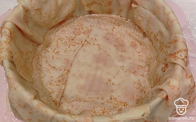 На дно выложите блинчик.