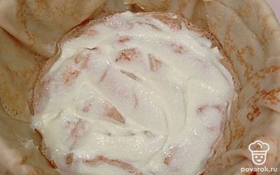 Смажьте кремом дно и бортики из блинов.