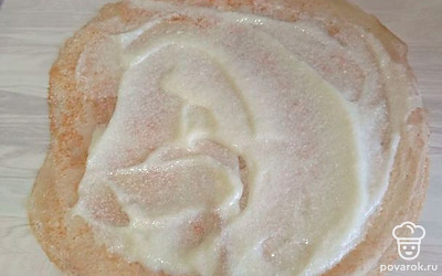 Оставшиеся блины смажьте кремом и сверните в трубочку. 