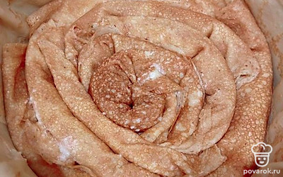 Выложите получившиеся трубочки в форму (как на фото).