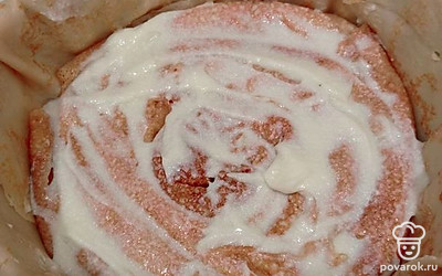 Выложив слой, смажьте кремом. Выкладывайте, пока не кончатся блины.