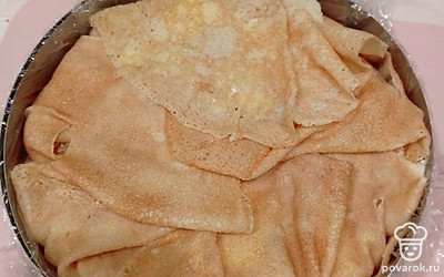 В конце накройте торт блинчиками-бортиками. 