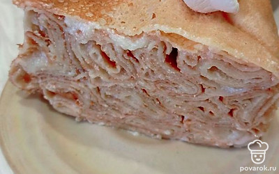 Уберите торт в холодильник на ночь, чтобы он стабилизировался и пропитался. Накройте торт тарелкой и переверните форму, уберите пленку и украсьте по своему вкусу. Блинный торт готов! Приятного аппетита!