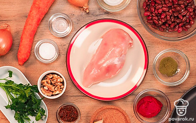 Филе курицы вымойте и высушите, нарежьте на куски средней величины. Мелко нарежьте лук, чеснок и зелень. Подготовьте посуду с толстым дном для приготовления лобио. Выложите все ингредиенты на видное место.