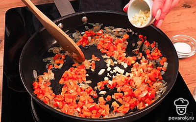 Приготовьте зажарку. Обжарьте лук на среднем огне 5 минут до прозрачности. Добавьте морковь и чеснок. Обжаривайте еще 5 минут.