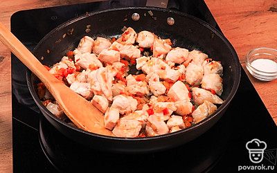 Приготовьте лобио с курицей. Куриное филе добавьте к зажарке и жарьте на медленном огне 5 минут. Добавьте томатную пасту, консервированную фасоль. Перемешайте и тушите под крышкой в течение 10 минут.