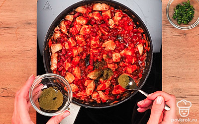 Добавьте пряностей в блюдо. Всыпьте хмели-сунели, посолите по вкусу. Лобио с курицей готово.