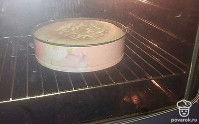 В белковую массу аккуратно и постепенно вмешайте желток с разрыхлителем. Используйте исключительно лопатку или ложку, не миксер. Стакан муки просейте и также постепенно вмешайте в общую массу лопаткой. Делайте это аккуратно, чтобы воздушность и пышность консистенции не нарушилась. Благодаря этому бисквит будет мягкий и воздушный. 