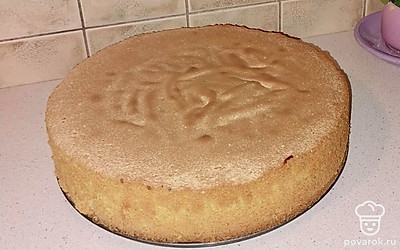 Получилось два коржа. Разрежьте горизонтально пополам, чтобы в итоге было 4 тонких коржа. Подготовьте начинку для торта. Для этого возьмите банку консервированных персиков, нарежьте их небольшими кусочками. Сироп не выливайте, он как раз пригодится для пропитки этих коржей.