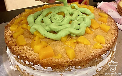 Для второго варианта крема взбейте мягкое сливочное масло весом 200 грамм, добавьте 150 грамм сахарной пудры и оставшийся творожный сыр. Количество сахарной пудры и сливочного масла можете регулировать на свое усмотрение в зависимости от предпочтения. Этот вариант крема сливочный и не слишком приторный. 