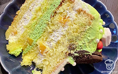 Торт пропитался и настоялся в холодильнике. Количество крема и начинки можете регулировать на свое усмотрение.