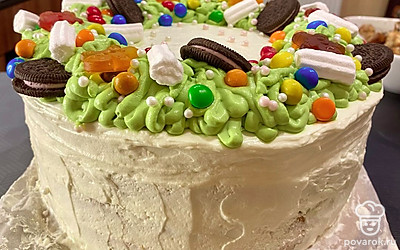 Торт обязательно подавайте охлажденным и пропитанным. Десерт получается большим, хватит на всю семью и гостей!