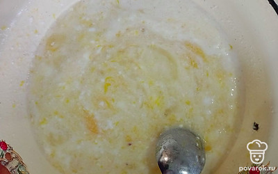 Смешайте кефир, 3 яйца, стакан сахара, разрыхлитель. 