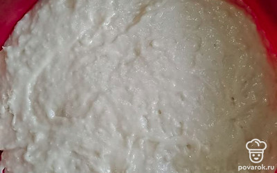 Добавьте муку, перемешайте. Выложите в форму.