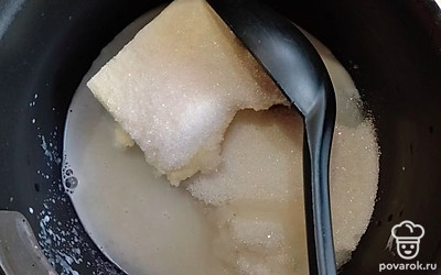 Смешайте стакан сахара, 5 столовых ложек молока, 150 грамм сливочного масла. Растопите. 