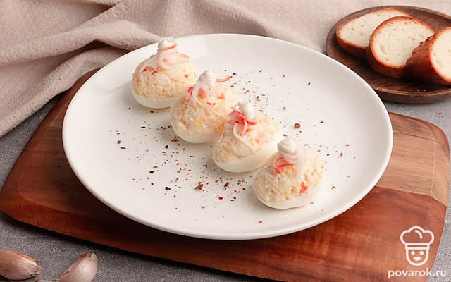 Яйца, фаршированные плавленым сырком и крабовыми палочками — Рецепт с фото