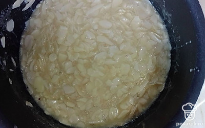 Добавьте миндальные лепестки, перемешайте. 