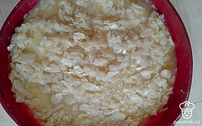 Тесто поставьте в духовку на 180 градусов. Томите до полуготовности. Залейте массу с миндальными лепестками.