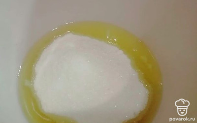 Белки отделите от желтков. Нам нужны только белки. К белкам добавьте сахар.