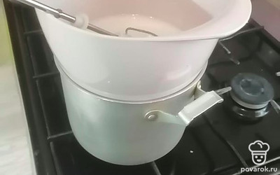Миску с белками и сахаром отправьте на водяную баню. Миска не должна касаться воды. Массу постоянно помешивайте, чтобы сахар быстрее растворился. Проверьте готовность, растирая капельку массы между пальцами.
