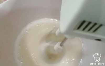 Снимите массу с огня и начините взбивать массу. Взбейте до устойчивых пиков. Масса должна быть глянцевой.