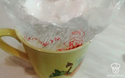 Выложите массу в кондитерский мешок с насадкой.