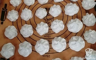 Отсадите на противень, застеленный силиконовым ковриком. Сушите в разогретой до 80 градусов духовке 3 часа. Ориентируемся на свою духовку. Я сушу в газовой духовке на самом минимальном огне. 