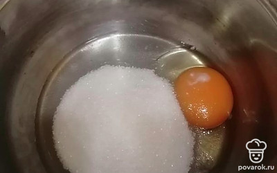Приготовьте крем. В кастрюлю разбейте два яйца, добавьте сахар (120 граммов). Взбейте все венчиком.