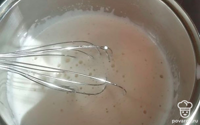 Два яйца с сахаром доведите до 60 градусов на паровой бане. Снимите с огня, остудите.