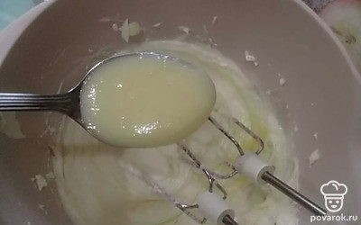 Масло комнатной температуры взбейте с ванилином. По одной ложке добавьте яичную смесь. Продолжите взбивать, пока не выложите всю массу. Крем готов.