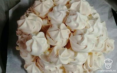 Соберите наш тортик. Выложите слой безе, макая каждое безе в крем. Так же вкладывайте второй слой и все остальные слои, формируя тортик. Украсьте тортик сверху по своему усмотрению.