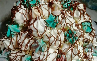 Тортику дайте немного постоять, нарежьте. Приятного аппетита! 