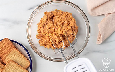 Положите в глубокую миску сливочное масло и вареную сгущенку. Взбейте эту массу миксером до однородной консистенции.