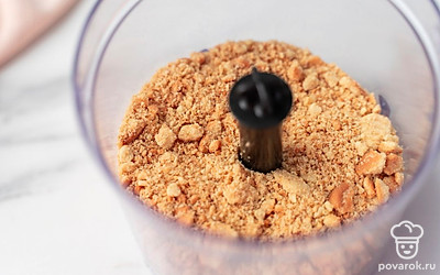 Положите в чашу блендера печенье. Измельчите его в крошку.