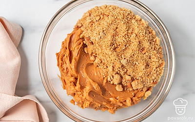 Тщательно смешайте крошку печенья с кремом.