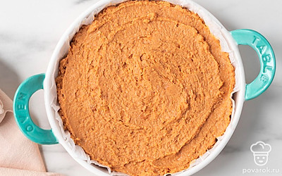 Застелите форму для торта пергаментом и плотно уложите в нее всю массу. Уберите в холодильник на 5-6 часов.