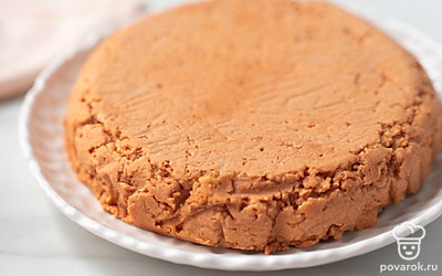 Выложите торт на плоское блюдо, уберите пергамент.